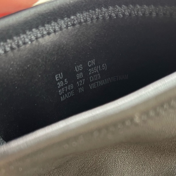 Stuart Weitzman Allshine 60 Leather Bootie in black size 9 Women
N4-11 - Picture 8 of 11